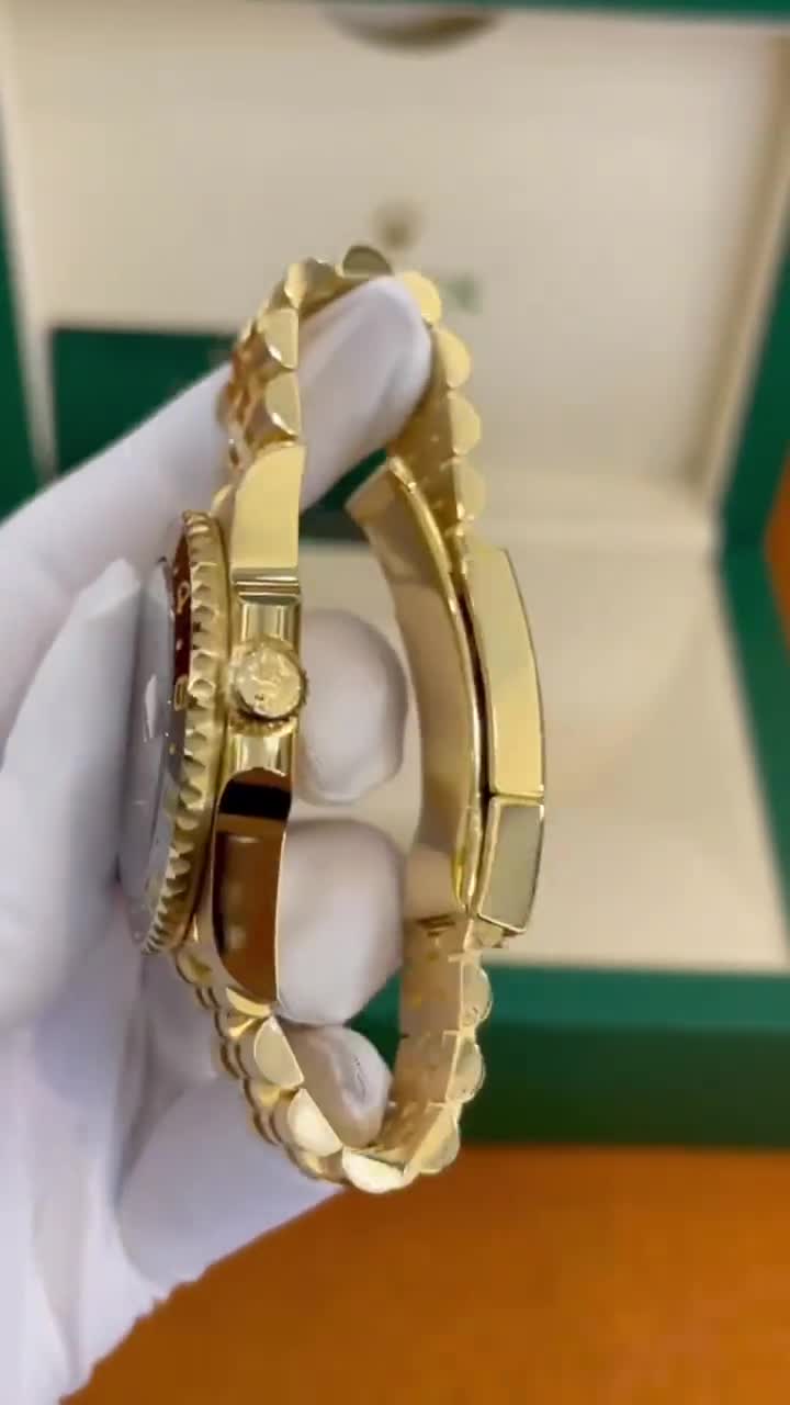 Rolex GMT Master ll Gelbgold Schwarzes Zifferblatt Jubilee Bracelet 40mm M126718GRNR-0001