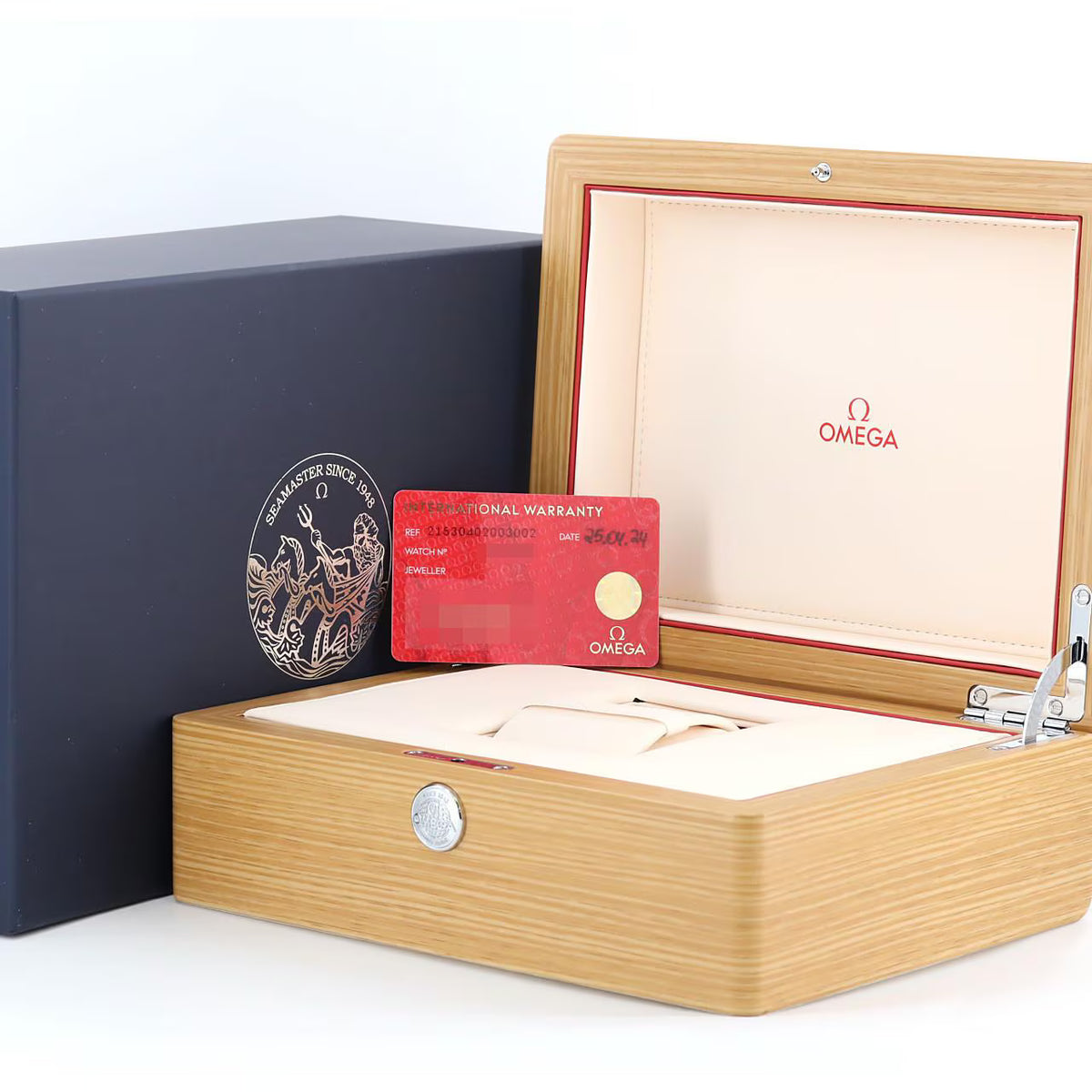 Omega Seahorse Series AQUA TERRA 150M 43 mm, 18k Sedna™ gold case on 18k Sedna™ gold bracelet