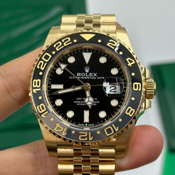 Rolex GMT Master ll Gelbgold Schwarzes Zifferblatt Jubilee Bracelet 40mm M126718GRNR-0001